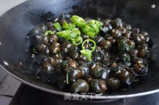 紫苏炒田螺的做法步骤：13