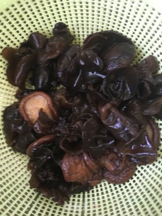 卤香菇木耳的做法步骤：1