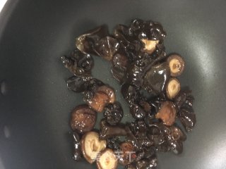 卤香菇木耳的做法步骤：2