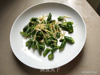 尖椒炒鸭胗的做法步骤：1
