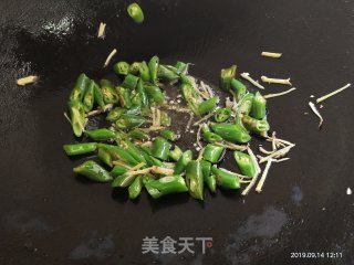 尖椒炒鸭胗的做法步骤：2