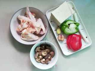 香菇豆腐焖鸡翅的做法步骤：1