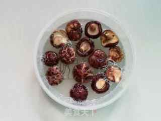 香菇豆腐焖鸡翅的做法步骤：2
