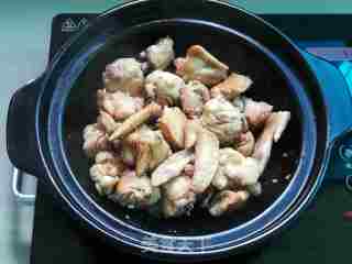 香菇豆腐焖鸡翅的做法步骤：7