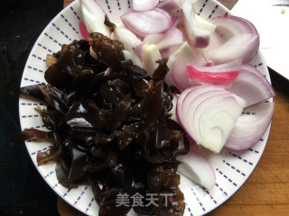 洋葱黑木耳炒牛肉肠的做法步骤：1