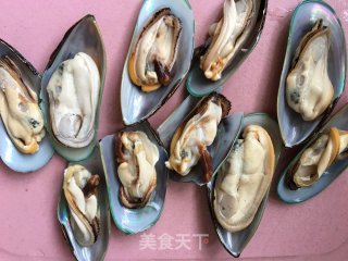 蒜茸魔芋金针菇蒸青口贝黑虎虾的做法步骤：2