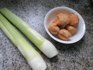 茭白炒油豆腐的做法步骤：1