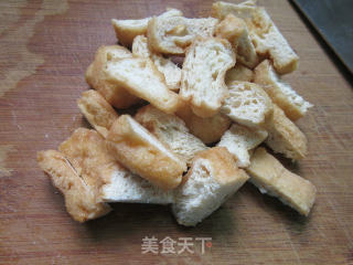 茭白炒油豆腐的做法步骤：2