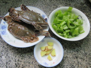 青椒炒螃蟹的做法步骤：1