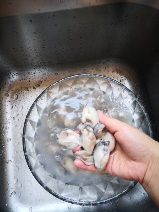 家常菜——生蚝炒蛋的做法步骤：1
