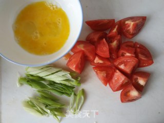 西红柿炒菜花的做法步骤：1