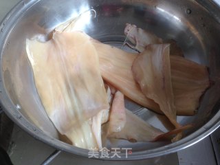 荷兰豆炒鱿鱼的做法步骤：1