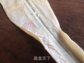 荷兰豆炒鱿鱼的做法步骤：2