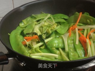荷兰豆炒鱿鱼的做法步骤：9