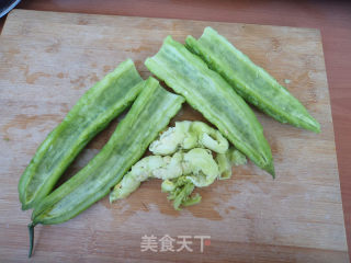 麻辣酱拌苦瓜的做法步骤：2