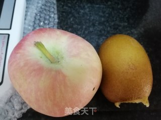 苹果系列二：苹果奇异果奶昔的做法步骤：1