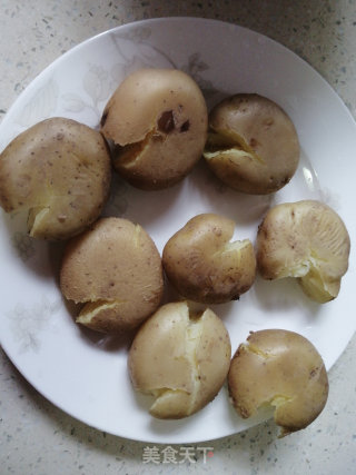 大人小孩都爱的敲扁土豆（土豆饼）的做法步骤：2