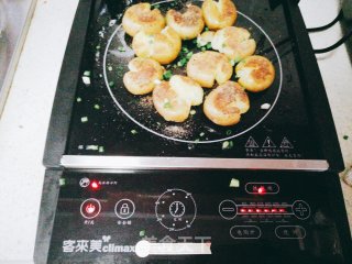大人小孩都爱的敲扁土豆（土豆饼）的做法步骤：6