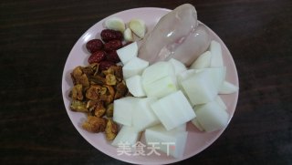 白萝卜姬松茸㷛汤的做法步骤：1