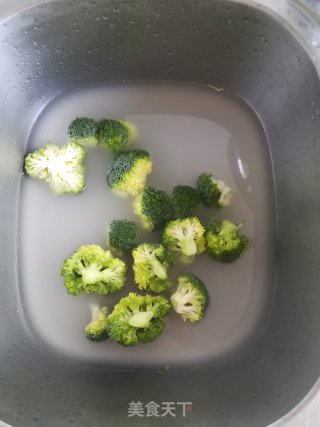 蚝油蒜蓉西兰花的做法步骤：1