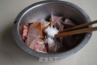 枸杞叶猪肝瘦肉汤的做法步骤：4