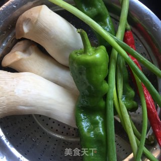 蚝油青椒鲍菇丝的做法步骤：1