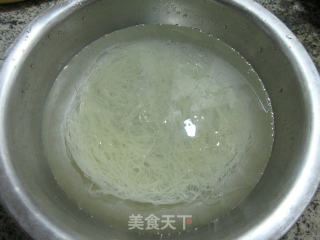 青椒胡萝卜炒米面的做法步骤：2
