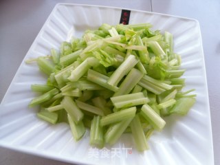 虾仁芹菜的做法步骤：2