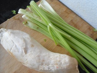 西芹菌菇的做法步骤：1