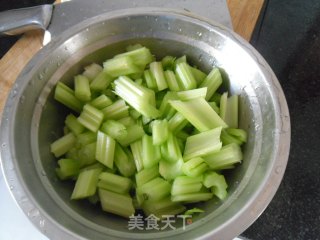 西芹菌菇的做法步骤：3