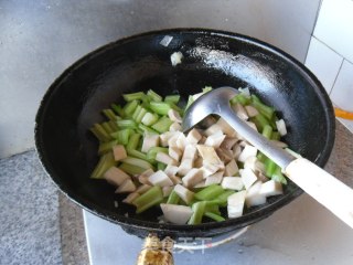 西芹菌菇的做法步骤：6