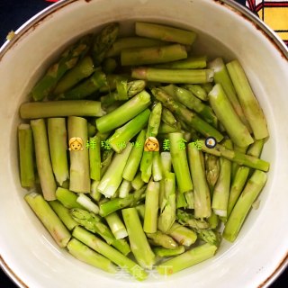 【祥瑞宝宝餐桌】之芦笋胡萝卜蛋炒饭的做法步骤：1
