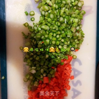 【祥瑞宝宝餐桌】之芦笋胡萝卜蛋炒饭的做法步骤：2