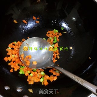 【祥瑞宝宝餐桌】之芦笋胡萝卜蛋炒饭的做法步骤：4