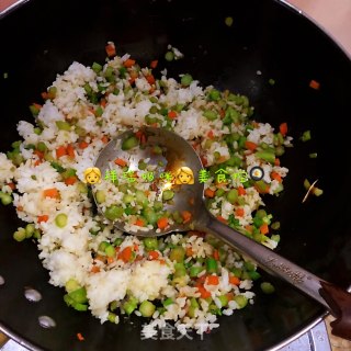 【祥瑞宝宝餐桌】之芦笋胡萝卜蛋炒饭的做法步骤：7