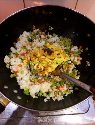 【祥瑞宝宝餐桌】之芦笋胡萝卜蛋炒饭的做法步骤：8