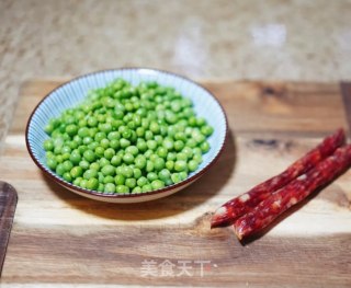 青豆炒腊肠的做法步骤：1