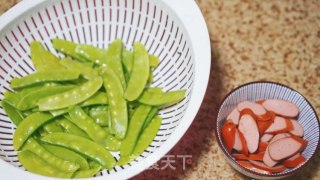 荷兰豆炒台式香肠的做法步骤：1