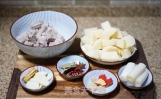 土豆烧排骨的做法步骤：1