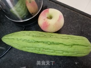 苹果系列四：苹果苦瓜汁的做法步骤：1