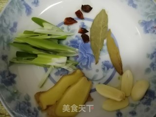 鸡鸭炖土豆的做法步骤：2