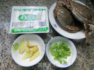 螃蟹煮豆腐的做法步骤：1