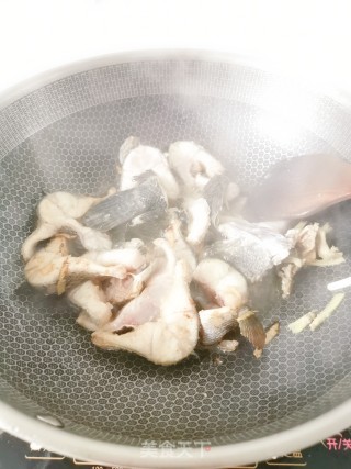 韭菜苔烧乌鱼块的做法步骤：4