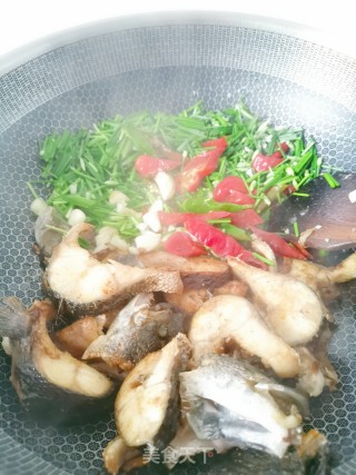 韭菜苔烧乌鱼块的做法步骤：5