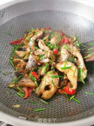 韭菜苔烧乌鱼块的做法步骤：7