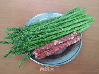 香肠炒芦笋的做法步骤：1