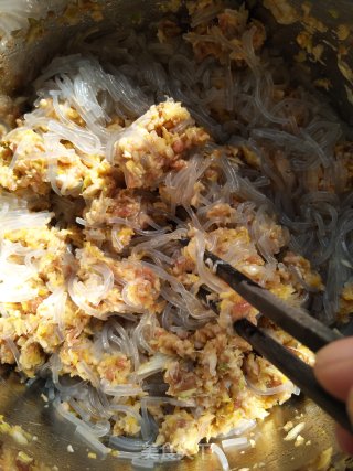 猪肉酸菜粉包子的做法步骤：4
