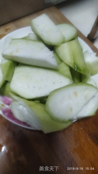 牛肉炒丝瓜的做法步骤：2