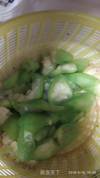 牛肉炒丝瓜的做法步骤：3