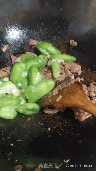牛肉炒丝瓜的做法步骤：6